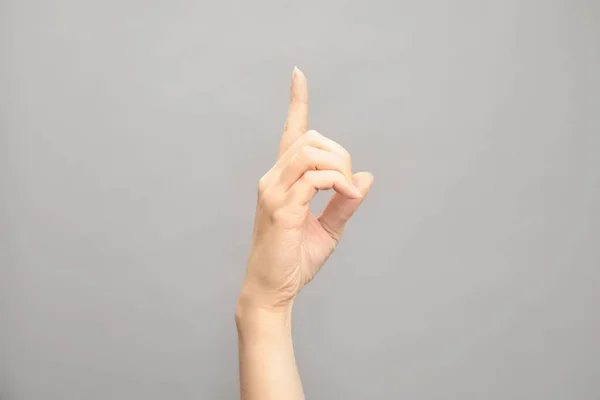 Kadın Gösteren Gri Arka Plan Closeup Harfinde Şaret Dili — Stok fotoğraf