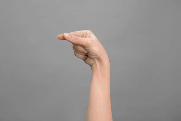 Gri Arka Plan Closeup Kadın Gösteren Harfinde Şaret Dili — Stok fotoğraf