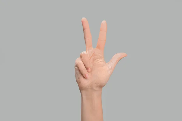 Žena Ukazuje Číslo Tři Šedém Pozadí Closeup Znakový Jazyk — Stock fotografie