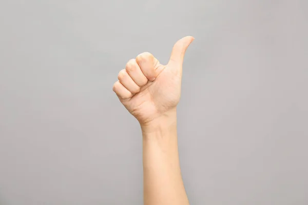 Mujer Mostrando Número Diez Sobre Fondo Gris Primer Plano Lengua — Foto de Stock