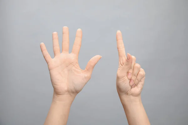 Vrouw Met Ondertekenen Zes Grijze Achtergrond Close Lichaamstaal — Stockfoto