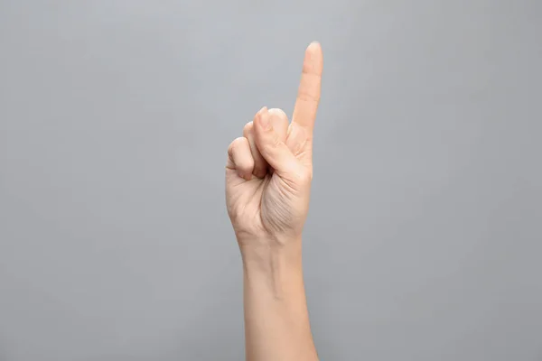 Mujer Mostrando Número Uno Sobre Fondo Gris Primer Plano Lengua — Foto de Stock