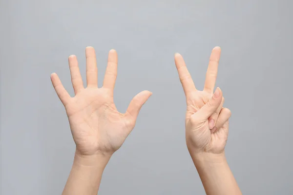 Vrouw Met Ondertekenen Zeven Grijze Achtergrond Close Lichaamstaal — Stockfoto