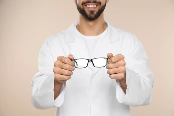 Oftalmólogo Masculino Con Anteojos Sobre Fondo Claro Primer Plano —  Fotos de Stock