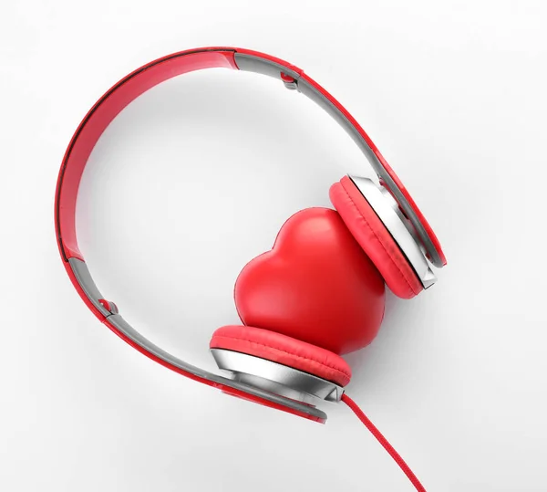 Ακουστικά Και Κόκκινη Καρδιά Άσπρο Φόντο Top View — Φωτογραφία Αρχείου
