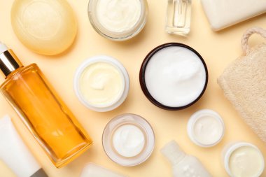 Düz kompozisyon ile vücut bakım ürünleri renk arka plan üzerinde yatıyordu