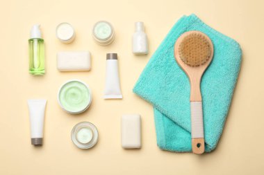 Düz kompozisyon ile vücut bakım ürünleri renk arka plan üzerinde yatıyordu