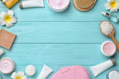 Vücut bakım ürünleri ve ahşap arka plan üzerinde metin için yer düz yatıyordu kompozisyonu