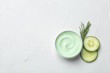 Kavanoz krem, malzemeler ve beyaz arka plan, üstten görünüm üzerinde metin için yer. Organik vücut bakım ürünü