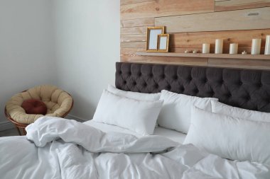 Şık oda büyük rahat yatakta. Modern iç mekan tasarımları