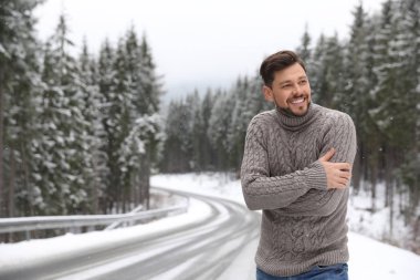 Snowy orman, metin için yer yakınındaki sıcak kazaklı adam. Kış tatili