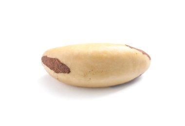 Beyaz zemin üzerine lezzetli Brezilya cevizi. Sağlıklı snack