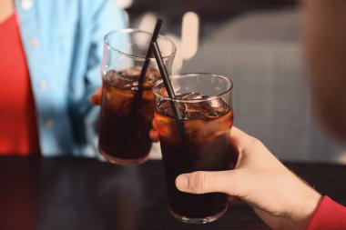 Closeup kola masada kapalı, gözlüklü genç çift