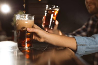 Cola sayaç kapalı, closeup bar bardaklarda insanlarla. İçecek dökülen