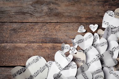 Düz kağıt kalpler müzik notlar ve ahşap arka plan üzerinde metin için yer yatıyordu