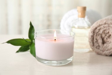 Masanın üstüne mum yanan ile spa kompozisyon