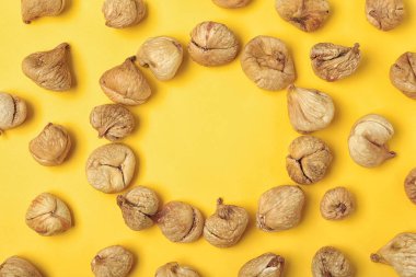 Çerçeve rengi arka plan, metin için yer üzerinde kuru incir yapılmış. Sağlıklı meyve