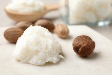 Shea yağı ve fındık mermer masa, portre