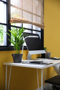 Şık işyeri bilgisayar vasıl ev ofis pencere yakınındaki ile. Metin için yer