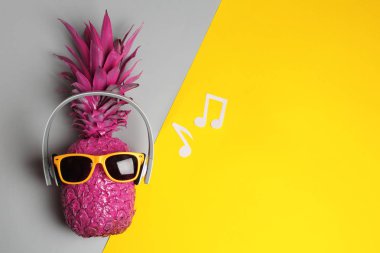 Ananas kulaklık ve renk arka plan, metin için yer ile üstten görünüm üzerinde güneş gözlüğü ile