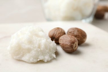 Shea yağı ve fındık mermer masa, portre