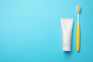 Boş tüp diş macunu ve fırçası renk arka plan, metin için yer ile üstten görünüm üzerinde