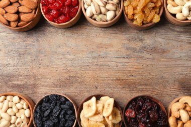 Farklı kurutulmuş meyve ve fındık ahşap arka plan, üstten görünüm üzerinde bileşimi. Metin için yer