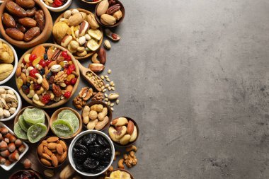 Farklı kurutulmuş meyve ve fındık renk arka plan üzerinde düz yatıyordu bileşimi. Metin için yer