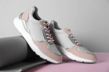 Modern kadın eğitim Ayakkabı ve tablo mindere bileşimi