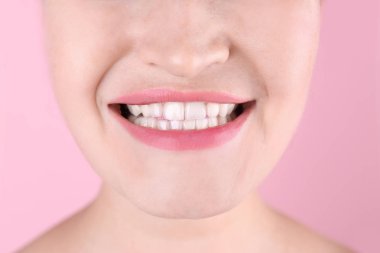 Renk arka plan, closeup güzel gülümseme ile genç kadın