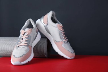 Modern kadın eğitim Ayakkabı ve tablo mindere bileşimi. Metin için yer