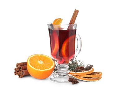 Beyaz arka plan üzerinde mulled şarap, tarçın, portakal ve köknar dalı cam bardak ile kompozisyon