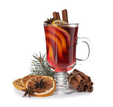 Beyaz arka plan üzerinde mulled şarap, tarçın, portakal ve köknar dalı cam bardak ile kompozisyon