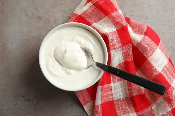 Cuenco Cuchara Yogur Fresco Con Servilleta Sobre Fondo Gris Puesta — Foto de Stock