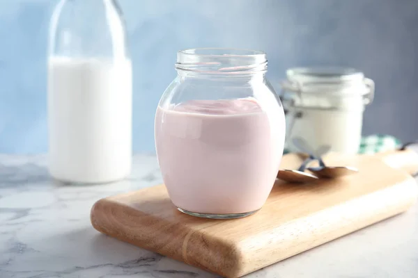 Glasskrukke Med Frisk Yoghurt Bordet – stockfoto