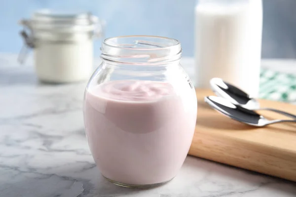 Botol Kaca Yogurt Segar Atas Meja — Stok Foto
