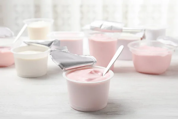 Műanyag Pohár Joghurt Friss Kanalat Fehér Asztal — Stock Fotó