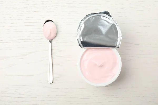 Pacchetto Yogurt Fresco Cucchiaio Sfondo Legno Bianco — Foto Stock