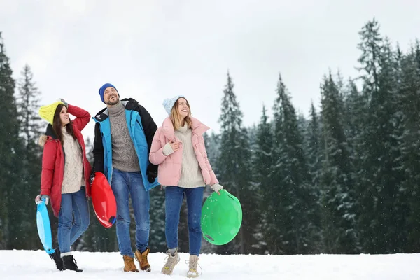 Groupe Amis Excités Avec Des Sacs Dos Bénéficiant Une Vue — Photo