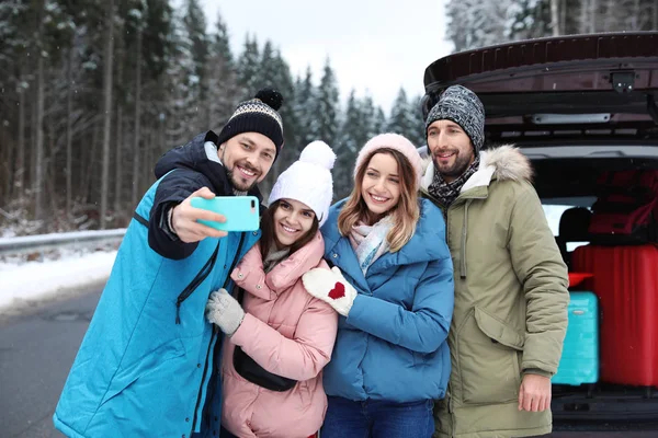Group Excited Friends Backpacks Enjoying Mountain View Winter Vacation — Stock Photo, Image