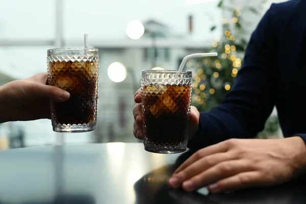 Paar Mit Gläsern Kalte Cola Tisch Café Nahaufnahme — Stockfoto