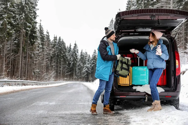 Mujer Con Manoplas Punto Sosteniendo Bola Nieve Aire Libre Primer — Foto de Stock