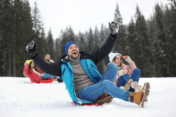 Groep Opgewonden Vrienden Met Rugzakken Genieten Van Uitzicht Bergen Tijdens — Stockfoto