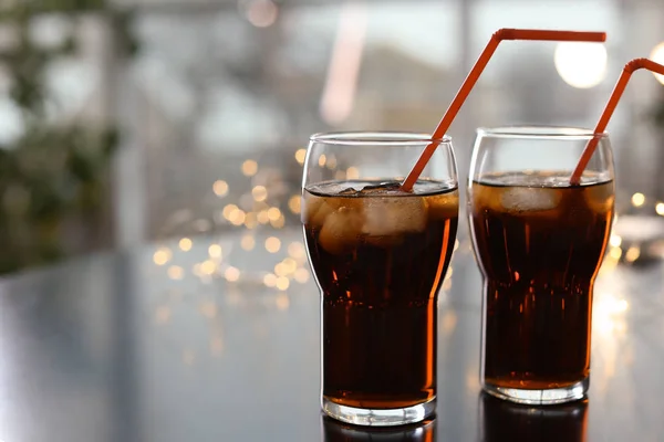 Glazen Koude Cola Tegen Wazig Fairy Lichten Ruimte Voor Tekst — Stockfoto