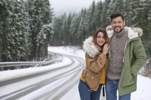 Mulher Com Luvas Malha Segurando Globo Neve Livre Close Espaço — Fotografia de Stock