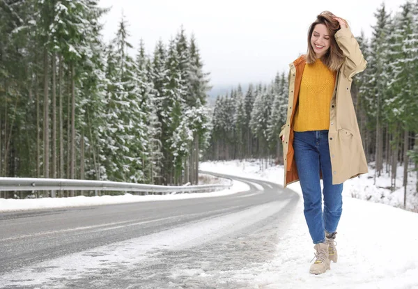 Ung Kvinna Promenader Nära Snöig Skog Vintersemester — Stockfoto