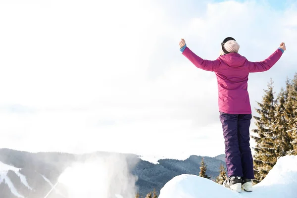 Mulher Passando Férias Inverno Nas Montanhas Espaço Para Texto — Fotografia de Stock