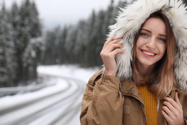 Jovem Mulher Roupas Quentes Livre Espaço Para Texto Férias Inverno — Fotografia de Stock