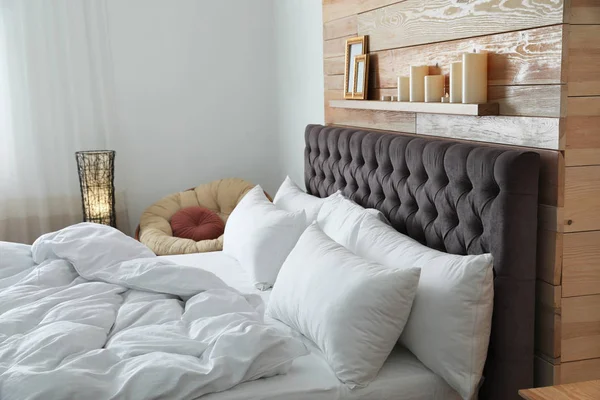 Grande Cama Confortável Quarto Elegante Design Interiores Moderno — Fotografia de Stock