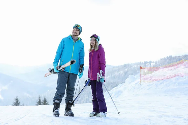 Donna Con Guanti Maglia Che Tiene Palla Neve All Aperto — Foto Stock